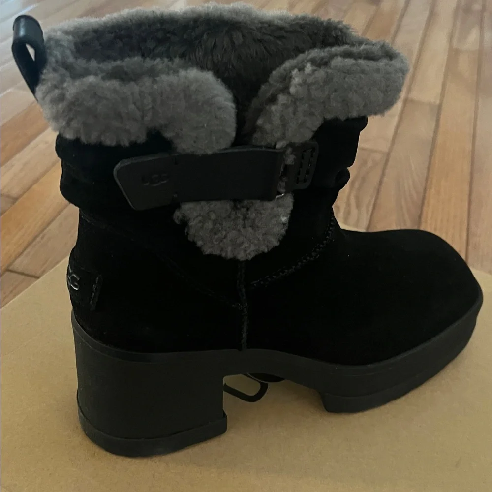 UGG Women’s Moxy Pull On boots